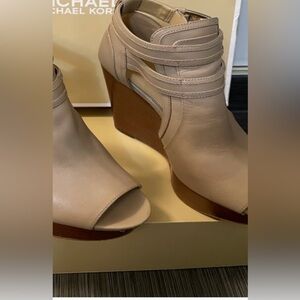 Michael Kors Blaze Platform Peep Toe tan Leather Wedge Buckle Heel 8.5 fits as 8